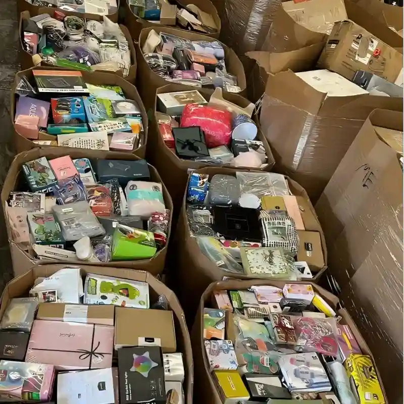 Cajas mezcladas y precintos en un palet de devoluciones