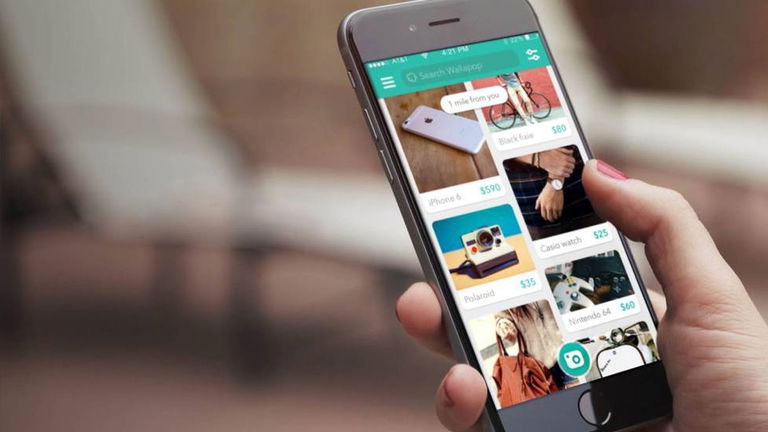 Pantalla de móvil con aplicaciones de reventa como Wallapop o Vinted